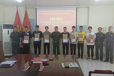 Ban Tuyển sinh Quân sự huyện Phong Điền gặp mặt, tặng quà thí sinh trúng tuyển vào các học viện, nhà trường trong quân đội năm 2023