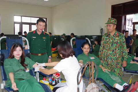 Trên 350 cán bộ, giảng viên, sinh viên Trung tâm giáo dục quốc phòng tham gia hiến máu tình nguyện