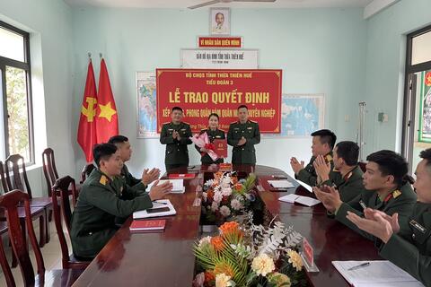 Tiểu đoàn Tăng Thiết giáp 3 trao quyết định xếp lương, phong quân hàm Quân nhân chuyên nghiệp