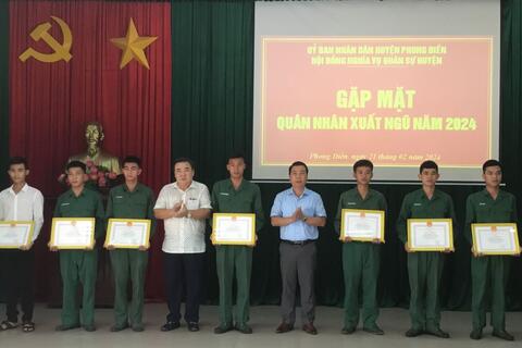 Huyện Phong Điền khen thưởng quân nhân hoàn thành xuất sắc nghĩa vụ quân sự