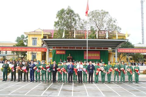 Thanh niên huyện Phú Vang phấn khởi lên đường nhập ngũ năm 2024