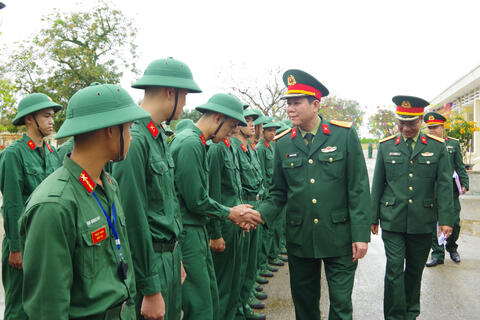 Đại tá Hoàng Văn Nhân - Chính ủy Bộ CHQS tỉnh Kiểm tra công tác tiếp nhận và huấn luyện chiến sĩ mới