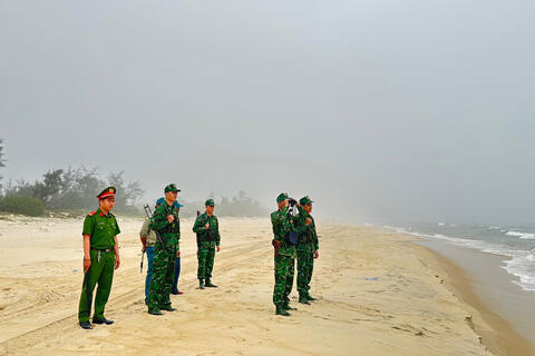 Ban CHQS, Công an xã Quảng Ngạn phối hợp Đồn Biên phòng Phong Hải tuần tra bảo vệ bờ biển