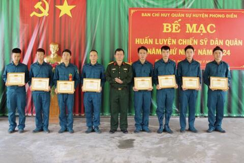 Ban CHQS huyện Phong Điền: Tổ chức Bế mạc huấn luyện dân quân năm thứ nhất năm 2024