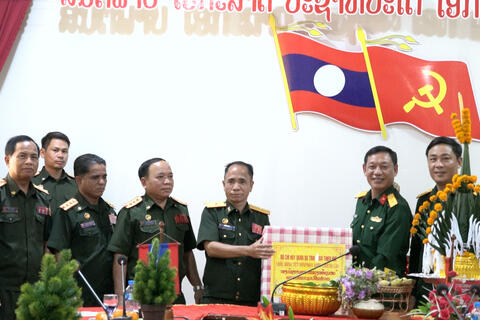 Đoàn công tác Bộ CHQS tỉnh: Thăm, chúc Tết cổ truyền Bun Pi May tỉnh SeKong - Nước Cộng hòa Dân chủ Nhân dân Lào.