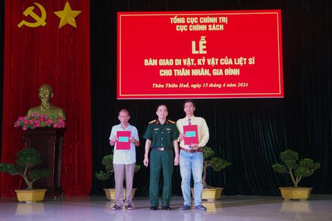 Cục Chính sách bàn giao di vật, kỷ vật của liệt sĩ cho thân nhân gia đình tại Thừa Thiên Huế