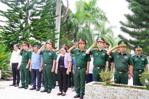 Đoàn Học viện quốc phòng: Dâng hương tưởng niệm các anh hùng liệt sĩ tại huyện A Lưới