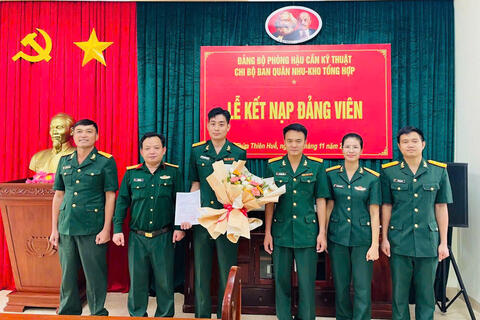 Chi bộ Quân nhu - Kho tổng hợp, Đảng bộ Phòng hậu cần kỹ thuật  Lễ kết nạp Đảng viên mới năm 2024
