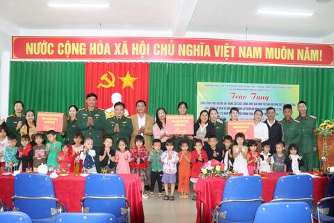 Phòng Hậu cần – Kỹ thuật trao tặng các công trình ý nghĩa cho xã miền núi Bình Tiến