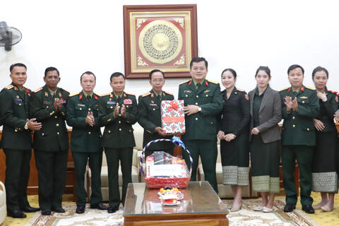 Đoàn đại biểu Bộ CHQS tỉnh Sêkông và Salavan (Lào) chúc mừng Bộ CHQS tỉnh