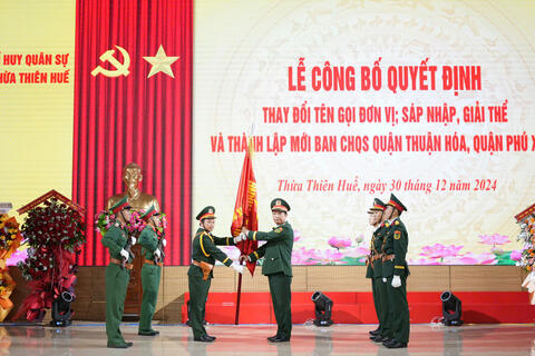 Công bố Quyết định về đổi tên Bộ CHQS tỉnh Thừa Thiên Huế