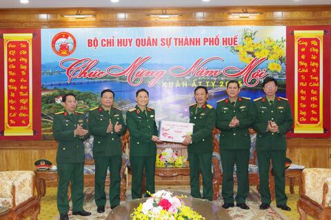 Trung tướng Phạm Trường Sơn thăm, chúc tết, tặng quà tại Thành phố Huế