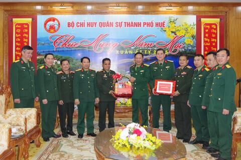 Bộ CHQS tỉnh Se Kong chúc mừng Bộ CHQS thành phố Huế nhân dịp tết cổ truyền dân tộc Ất Tỵ 2025