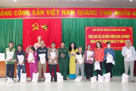 Ban CHQS Quận Phú Xuân: Trao tặng 2 tấn gạo cho các gia đình chính sách, gia đình có hoàn cảnh khó khăn nhân dịp tết cổ truyền dân tộc