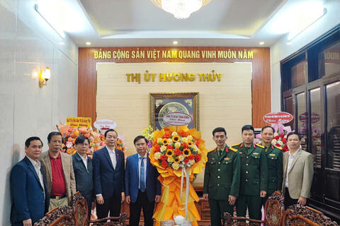 Trung đoàn 6 chúc mừng các đơn vị trên địa bàn đóng quân nhân dịp kỷ niệm 95 năm thành lập Đảng Cộng sản Việt Nam