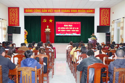 Quận Thuận Hoá: Khai mạc lớp bồi dưỡng kiến thức Quốc phòng - An ninh đối tượng 4 khoá I năm 2025.