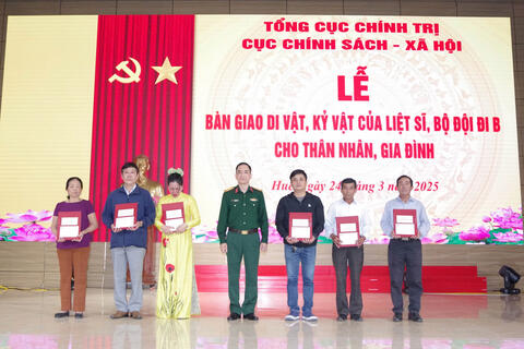 Cục chính sách xã hội – Tổng cục chính trị QĐND Việt Nam Bàn giao di vật, kỷ vật cho thân nhân Liệt sỹ, bộ đội đi B tại Thành phố Huế