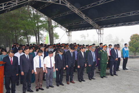 Lãnh đạo quận Thuận Hoá, quận Phú Xuân dâng hương viếng các Anh hùng liệt sĩ nhân kỷ niệm 50 năm giải phóng Huế