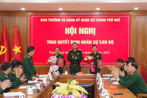 Trao quyết định nghỉ theo Nghị định 178 cho 2 cán bộ sĩ quan