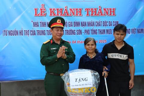 Bàn giao nhà tình nghĩa do Trung tướng Phạm Trường Sơn hỗ trợ tặng nạn nhân chất độc Da cam