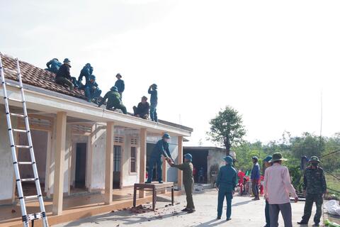 Lực lượng vũ trang huyện Phú Lộc khẩn trương giúp dân giải phóng mặt bằng tại Xã Lộc Tiến và Lộc Vĩnh