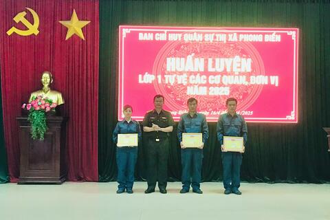 Ban CHQS thị xã Phong Điền: Tổ chức Bế mạc huấn luyện tự vệ các cơ quan, đơn vị năm 2025