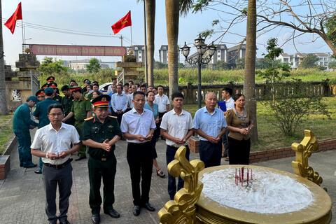 Phòng Hậu cần - Kỹ thuật dâng hoa, dâng hương tại Đài ghi danh Liệt sĩ phường An Đông, quận Thuận Hóa, thành phố Huế.