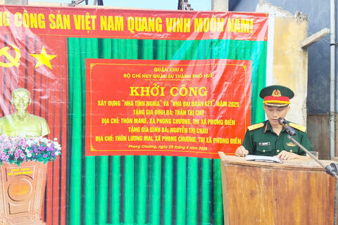 Ban Chỉ huy quân sự Thị xã Phong Điền: Phối hợp khởi công xây dựng “Nhà tình nghĩa” và “Nhà đại đoàn kết” tại địa phương