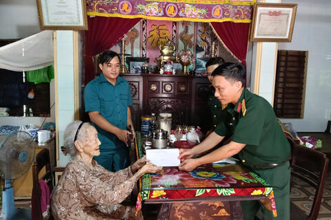 Ban chỉ huy quân sự thị xã Phong Điền trao quà cho các đối tượng chính sách trên địa bàn nhân dịp kỷ niệm 50 năm Ngày giải phóng miền Nam, thống nhất đất nước (30/4/1975-30/4/2025)