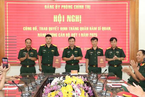 Đảng uỷ Phòng Chính trị công bố, trao quyết định thăng quân hàm sĩ quan và nâng lương cán bộ đợt 1 năm 2025