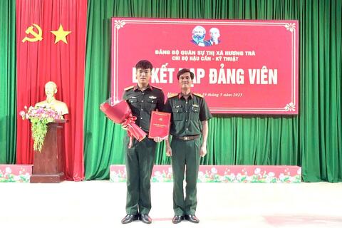 Ban CHQS Thị xã Hương Trà: Kết nạp đảng viên mới nhân dịp kỷ niệm 135 năm ngày sinh của Chủ tịch Hồ Chí Minh