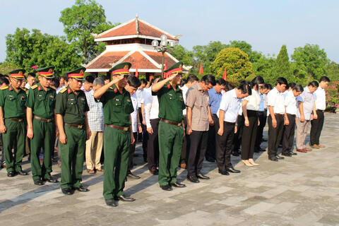 Phong Điền: Dâng hương, dâng hoa tưởng nhớ Chủ tịch Hồ Chí Minh và tưởng niệm các anh hùng liệt sĩ