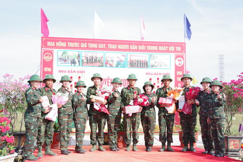 Hội phụ nữ cơ quan Bộ CHQS thành phố : Động viên, tiếp sức cho Bộ đội nơi thao trường