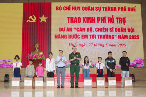 Bộ CHQS thành phố Huế: Trao kinh phí hỗ trợ dự án “Cán bộ, chiến sĩ Quân đội Nâng bước em tới trường” năm 2025