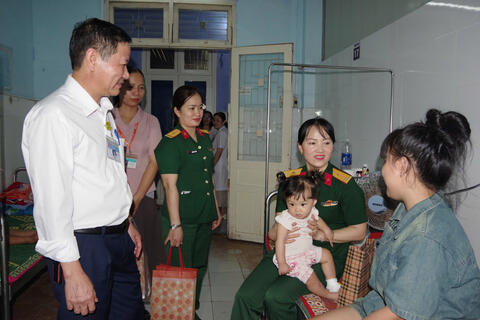 Chi Hội phụ nữ Phòng Hậu cần - Kỹ thuật:  Tặng quà động viên các cháu thiếu nhi đang điều trị tại Trung tâm y tế huyện Phú Vang