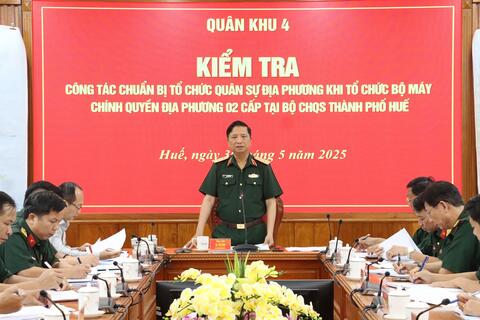 Trung tướng Hà Thọ Bình – Tư lệnh Quân khu kiểm tra công tác chuẩn bị tổ chức quân sự địa phương tại Bộ CHQS thành phố Huế