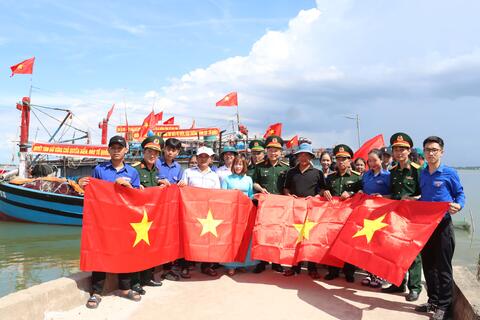 Tặng quà cho các gia đình chính sách, gia đình có hoàn cảnh khó khăn và tặng Cờ Tổ quốc cho ngư dân trên địa bàn huyện Phú Vang, Thành phố Huế