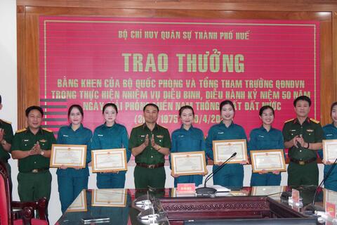 Trao tặng bằng khen của Bộ Quốc phòng và Tổng tham mưu trưởng Quân đội nhân dân Việt Nam cho lực lượng hoàn thành xuất sắc nhiệm vụ diễu binh, diễu hành kỷ niệm 50 năm ngày giải phóng Miền Nam, thống nhất đất nước