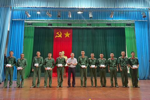 Lãnh đạo UBND huyện và Ban CHQS huyện Quảng Điền thăm, tặng quà các đồng chí chiến sỹ mới