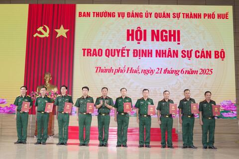 Bộ CHQS thành phố Huế: công bố quyết định giải thể Ban CHQS cấp huyện và trao quyết định nhân sự cán bộ