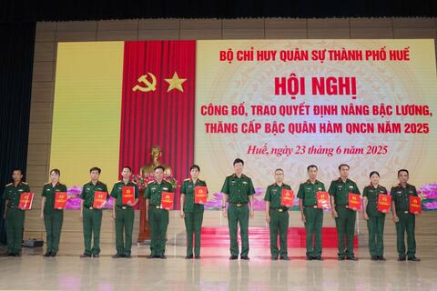 Bộ CHQS thành phố trao quyết định nâng bậc lương, thăng cấp bậc quân hàm QNCN năm 2025