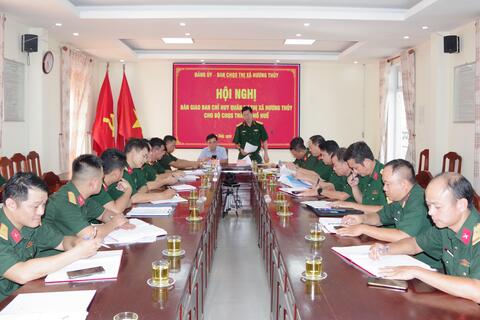Bàn giao Ban CHQS các huyện, Thị xã về Bộ CHQS thành phố Huế