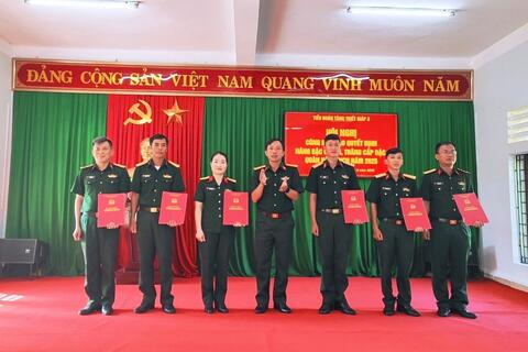 Tiểu đoàn Tăng Thiết giáp 3 công bố, trao quyết định nâng bậc lương, thăng cấp bậc quân hàm quân nhân chuyên nghiệp năm 2025