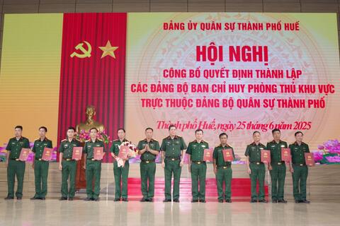 Công bố quyết định thành lập các Đảng bộ Ban chỉ huy phòng thủ khu vực trực thuộc Đảng bộ quân sự Thành phố