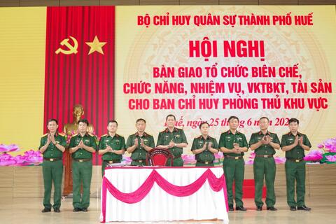 Bộ Chỉ huy quân sự thành phố bàn giao tổ chức biên chế, chức năng, nhiệm vụ, vũ khí trang bị kỹ thuật cho Ban Chỉ huy phòng thủ khu vực.