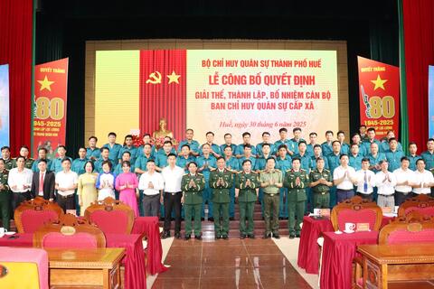 Bộ CHQS thành phố Huế công bố quyết định giải thể, thành lập mới 40 Ban CHQS cấp xã