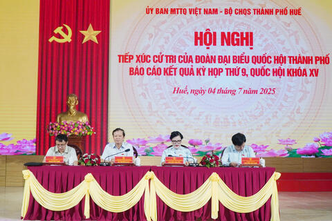 Đoàn Đại biểu Quốc Hội Thành phố Huế tiếp xúc cử tri tại Bộ CHQS thành phố Huế