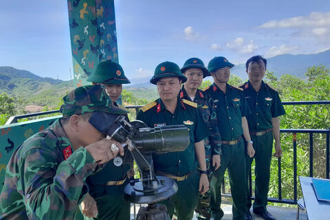 Thủ trưởng Phòng Tham mưu kiểm tra công tác sẵn sàng chiến đấu tại Đài quan sát phòng không Bốt Đỏ