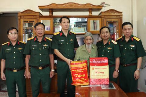 Bộ tư lệnh Quân khu 4 thăm, tặng quà dịp 27/7 trên địa bàn thành phố Huế