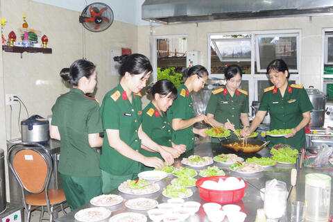 Hội Phụ nữ cơ quan Bộ CHQS thành phố tổ chức nhiều hoạt động tri ân nhân dịp 27/7